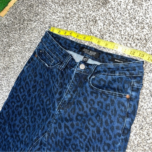 Judy Blue Women SZ 5/27 Animal Print Skinny Fit Raw hem Mid Rise Cheetah Jeans - Picture 6 of 11